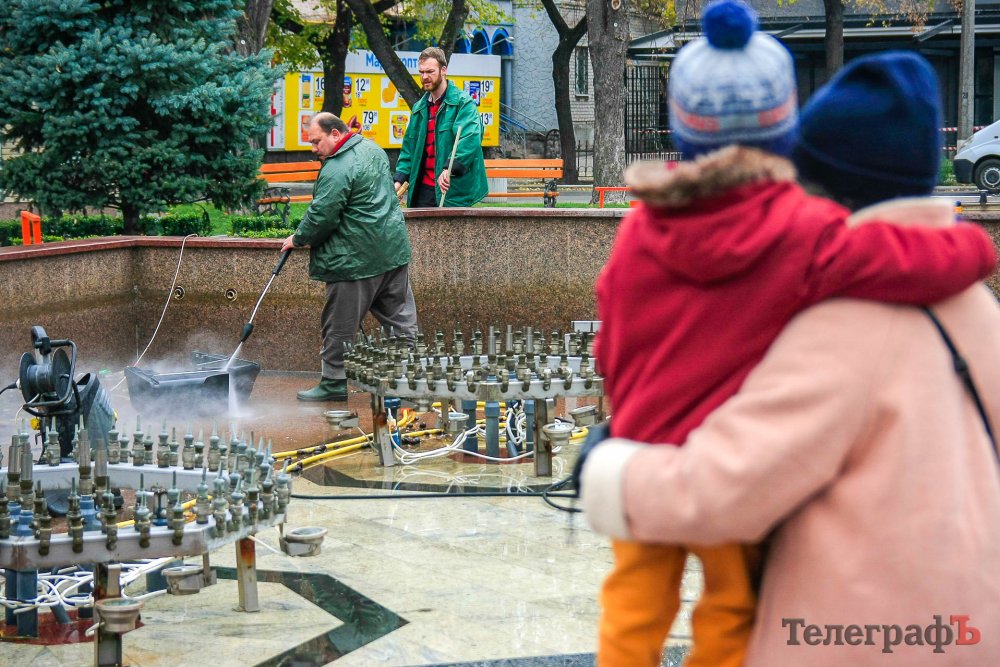 Свето-музыкальный фонтан Кременчуга готовят к "спячке" (фото)