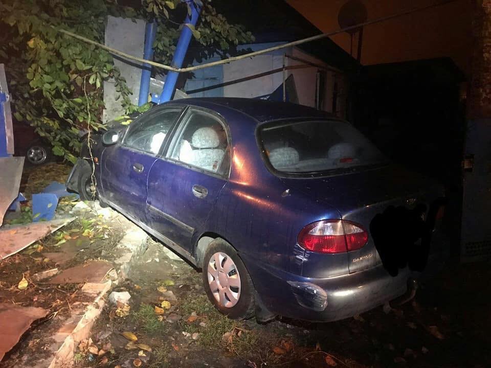 На Полтавщине автомобиль влетел в забор жилого дома (фото)