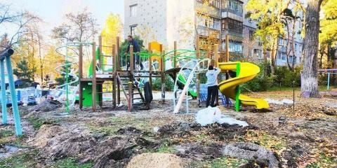В Кременчуге устанавливают новую современную детскую площадку (фото)