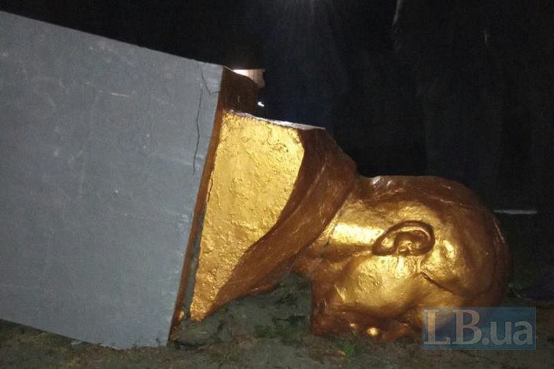 На Полтавщине повалили памятник Ленину (фото)