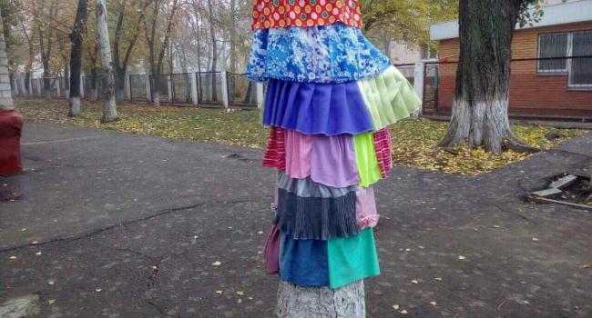 В Кременчуге деревья одели в юбки и шарфы (фото)