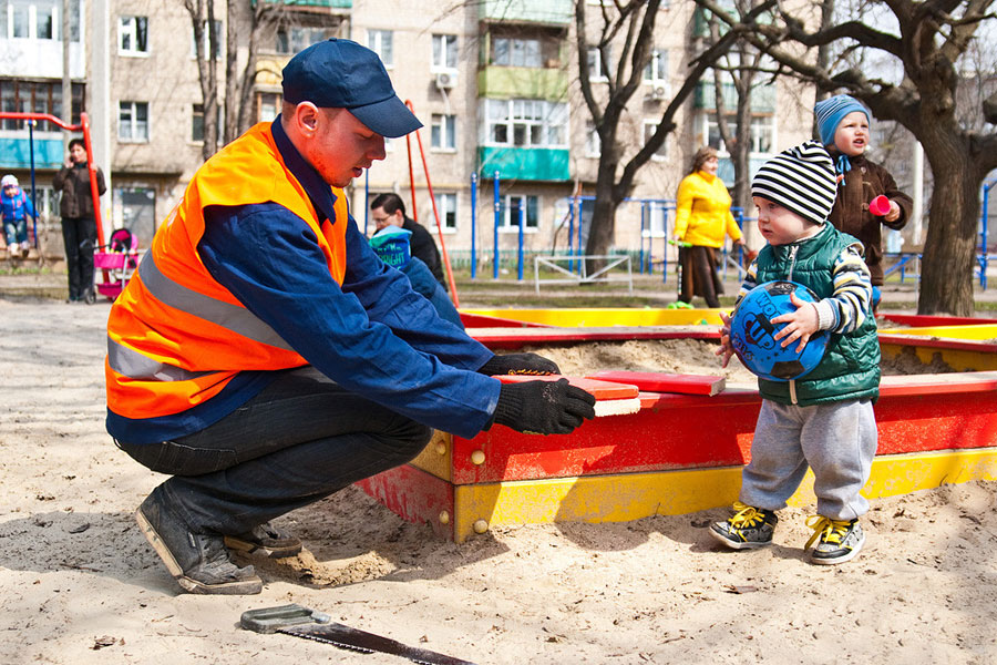 Полтавчане призывают отремонтировать детские площадки