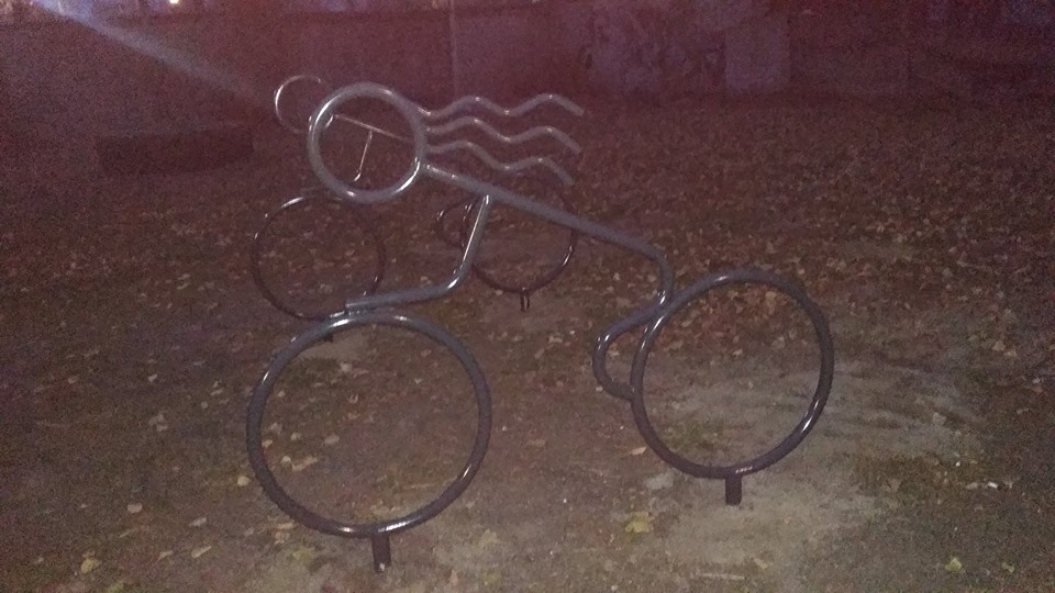 На Полтавщине появились необычные велопарковки (фото)