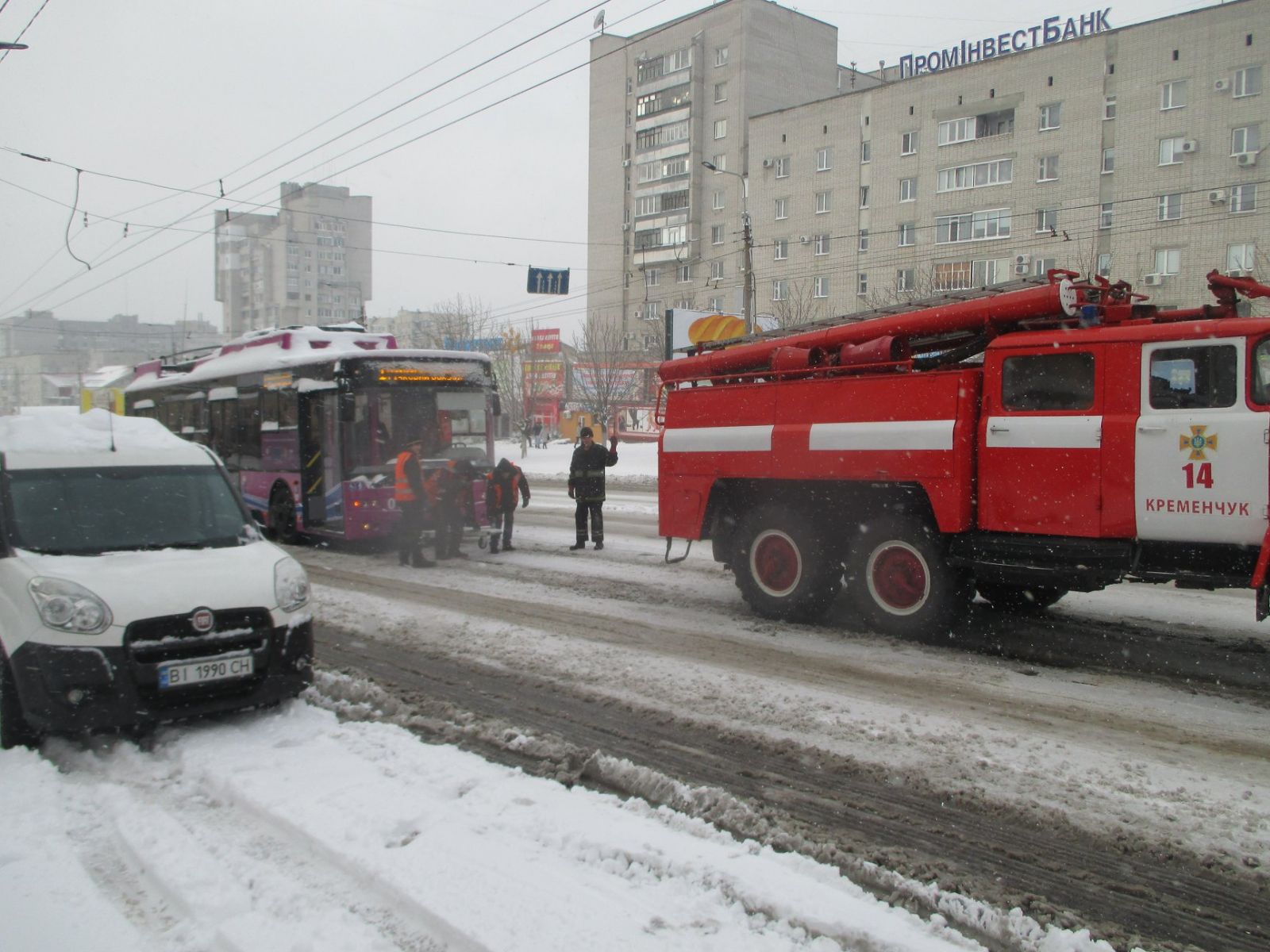В Кременчуге троллейбус застрял в снегу (фото)