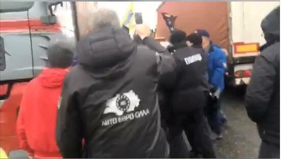 Под Полтавой "евробляхеры" избили водителя фуры (видео 18+)