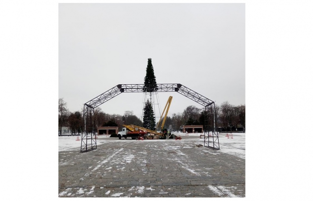 В Кременчуге устанавливают новогоднюю арку (фото)