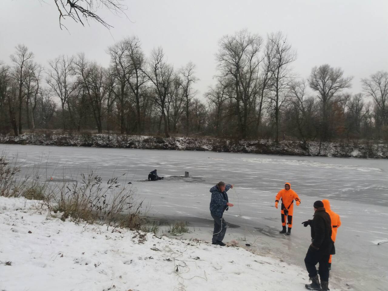 Полтавчанина спасли со льда реки (фото)