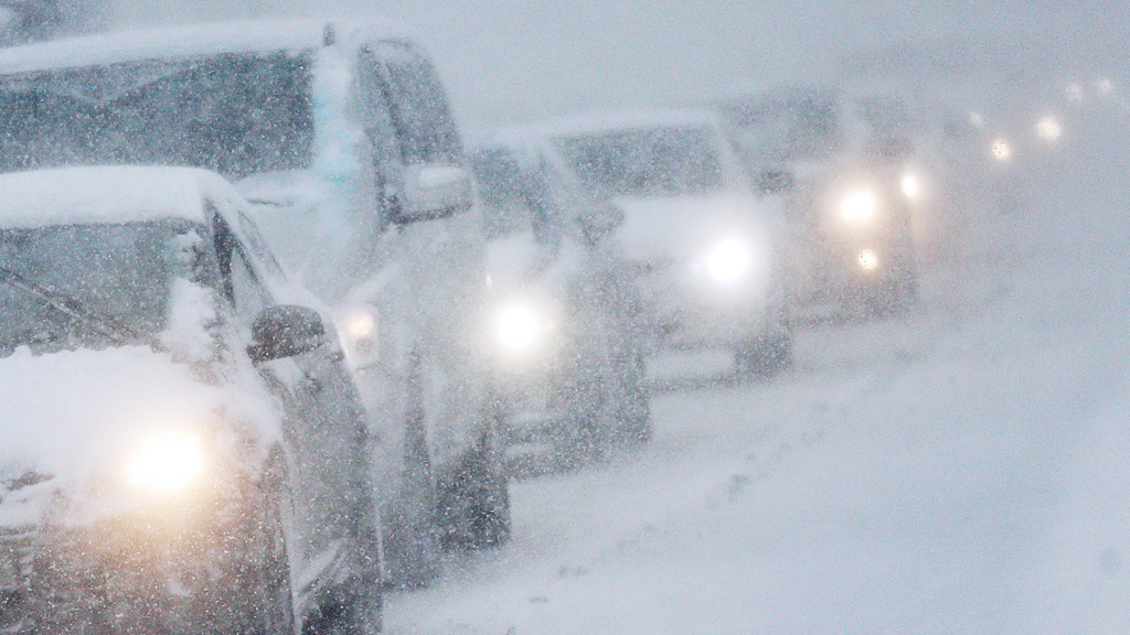 В области местами - сильный снег, водителей предупредили о сложностях на трассах