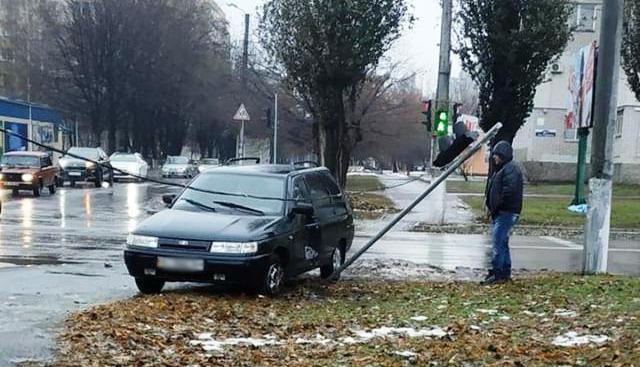 В Кременчуге автомобиль снес светофор (фото)