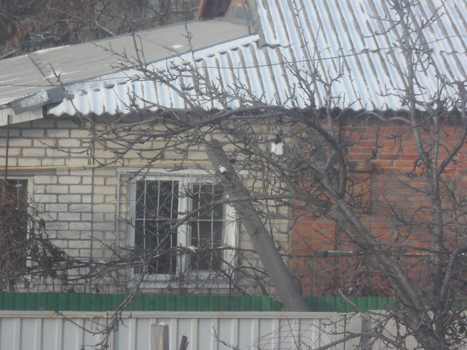 В Кременчуге столб рухнул на забор жилого дома (фото)