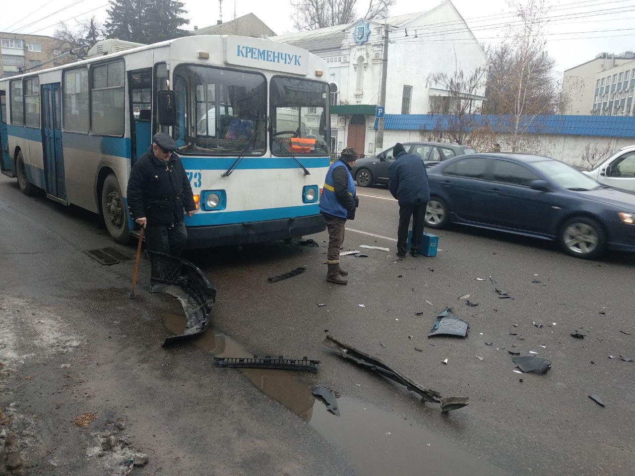 В Кременчуге столкнулись автомобили и троллейбус (фото)