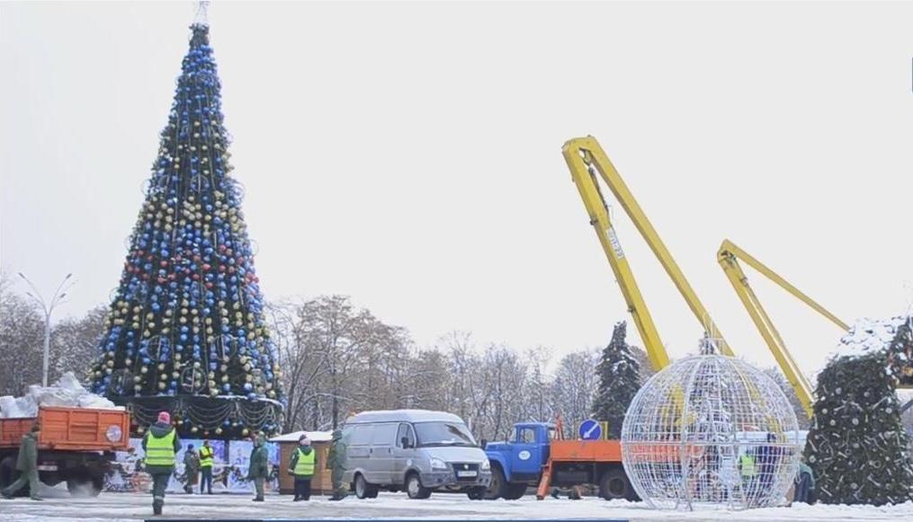 В центре Кременчуга устанавливают Новогодний ярмарочный городок