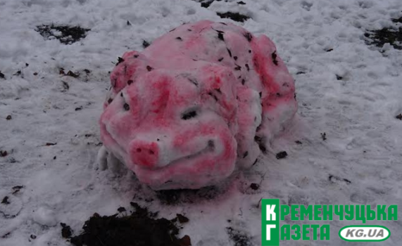 В Кременчуге появилась свинка из снега (фото)