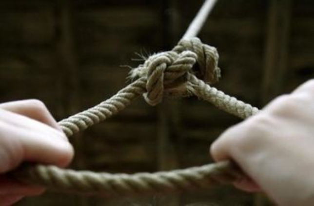 На Полтавщине нашли повешенную женщину