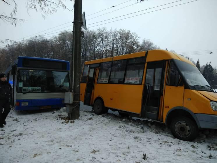 В Полтаве маршрутка столкнулась с троллейбусом: есть пострадавшая