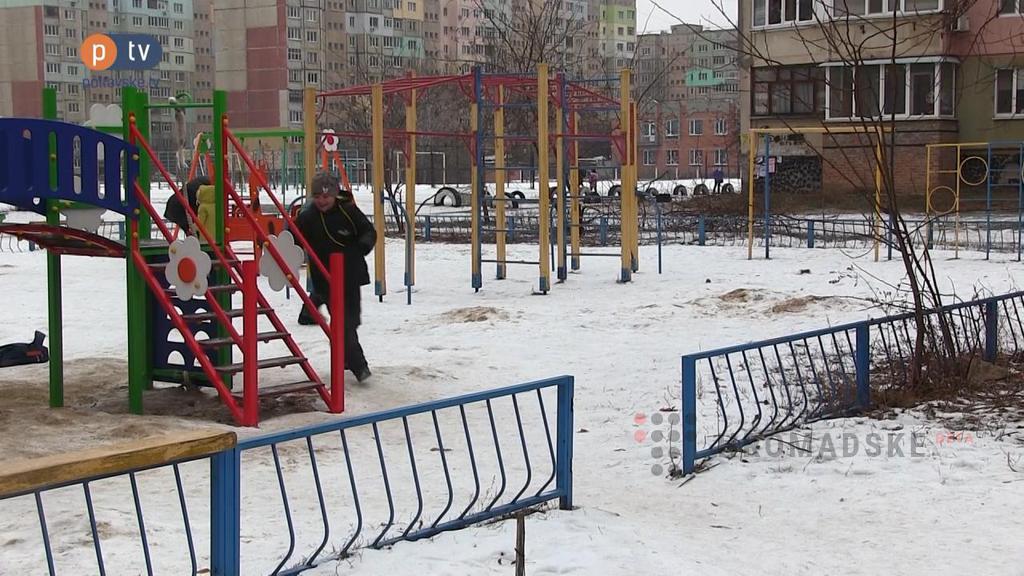 В Полтаве отремонтировали "страшную" детскую площадку (фото)