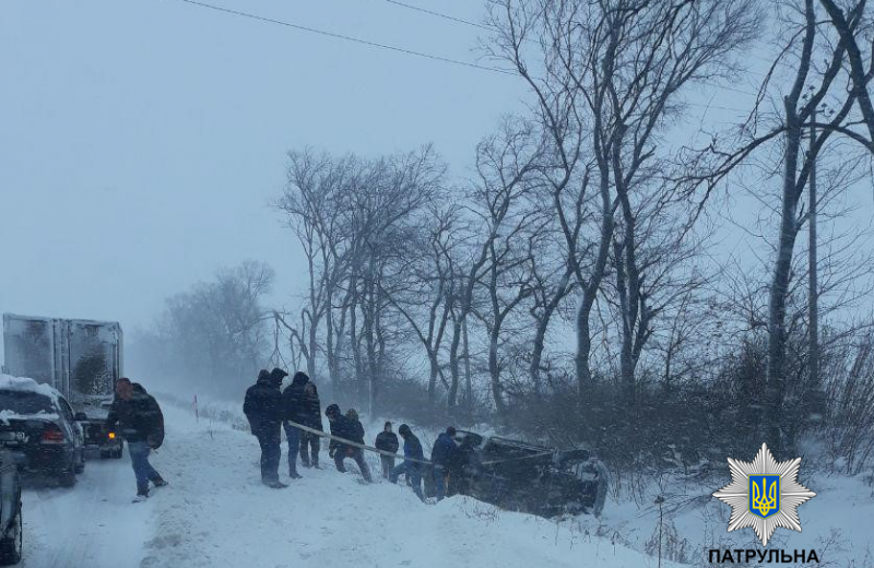 На полтавской трассе автомобиль слетел в кювет и перевернулся (фото)