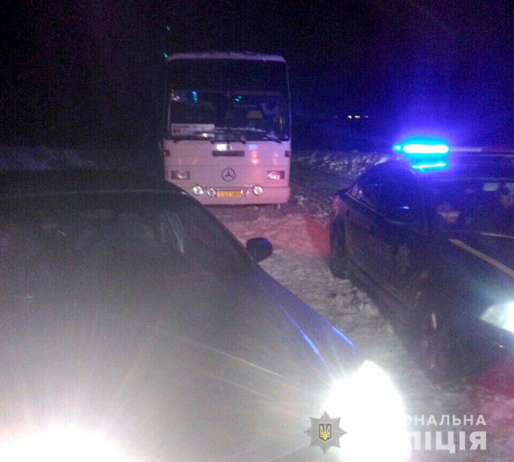 На отдельных участках дорог движение транспорта еще замедлено