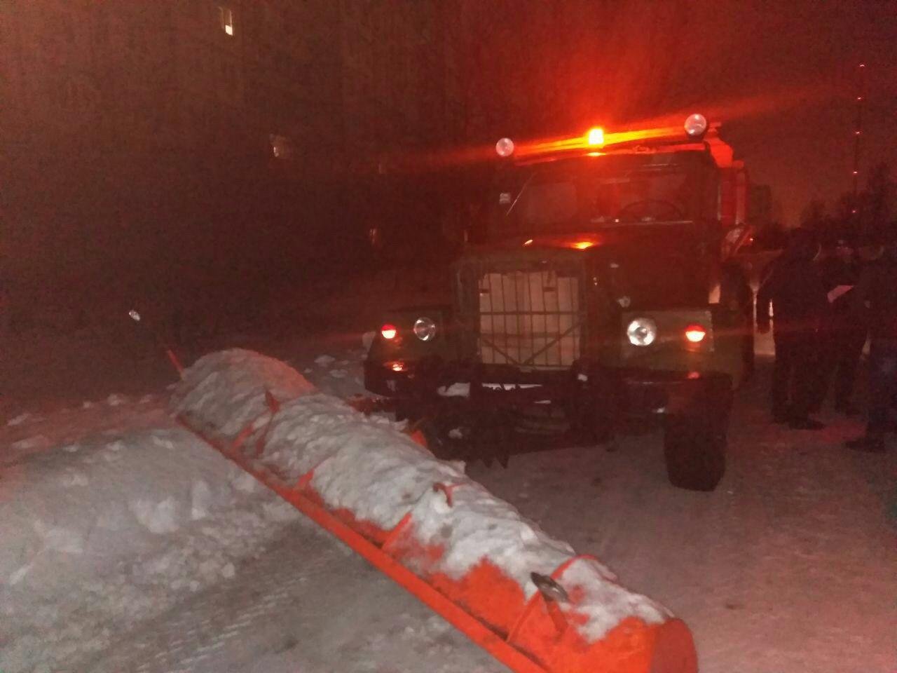 Мужчина оказался под колесами снегоуборочного КрАЗа (фото)