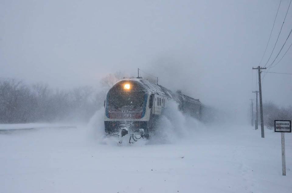 Через снег и метель: поезд на Полтавщине едет "без рельсов" (фото)