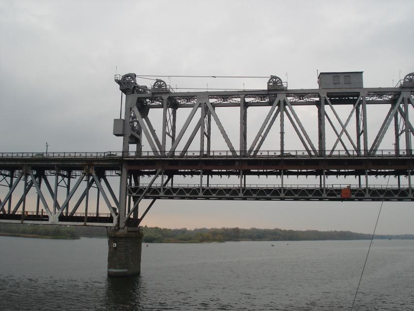 В Кременчуге ограничат движение по мосту через Днепр