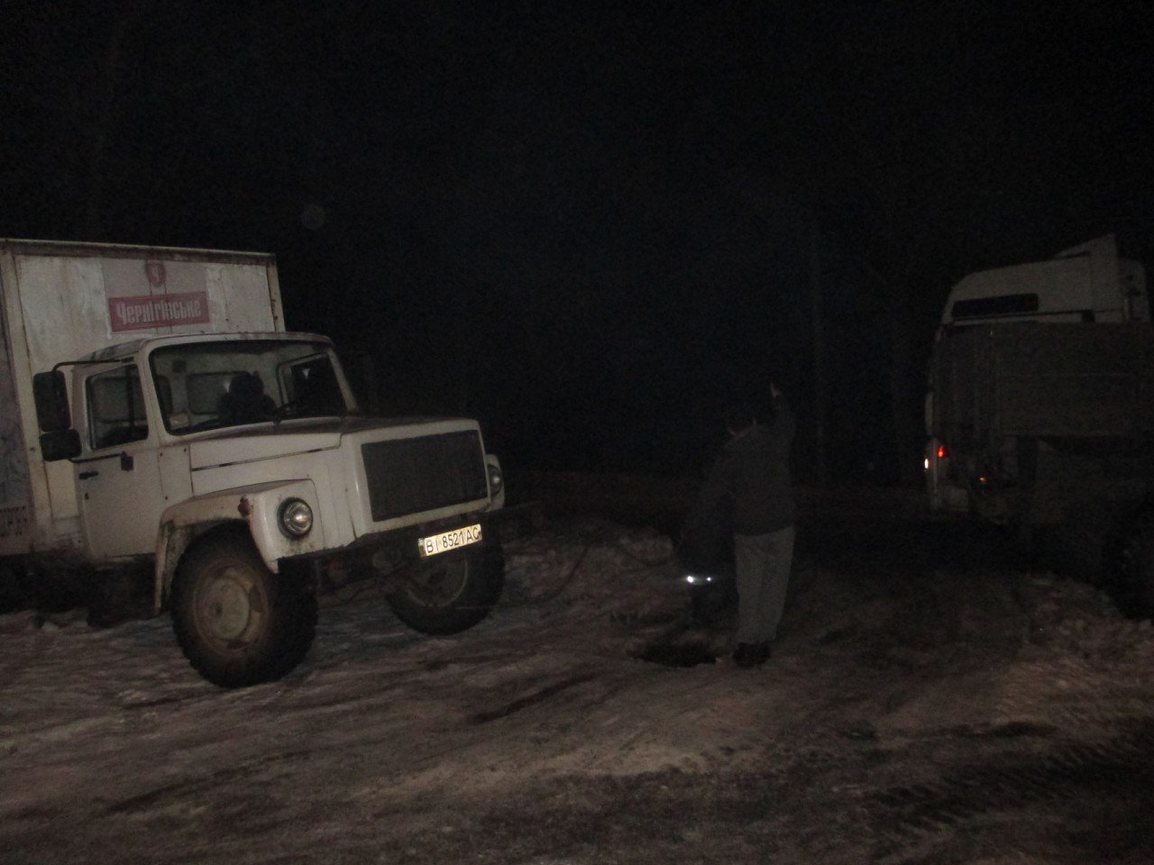 В Кременчуге в сугробе застрял грузовик (фото)
