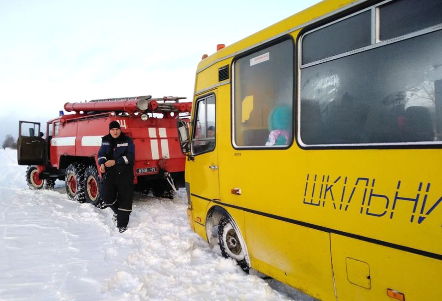 Школьный автобус с детьми застрял в снегу (фото)