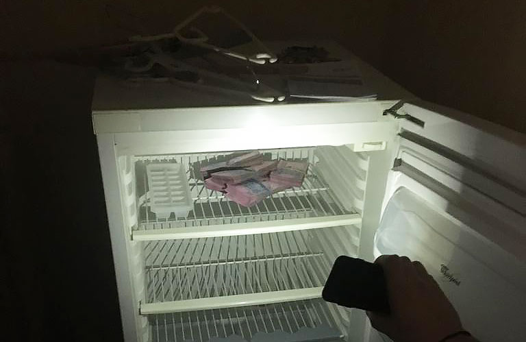 Полтавский чиновник хранил взятку в холодильнике (фото)