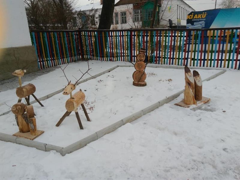 Лесники сделали детям "сказочную поляну" с деревянными фигурами (фото)