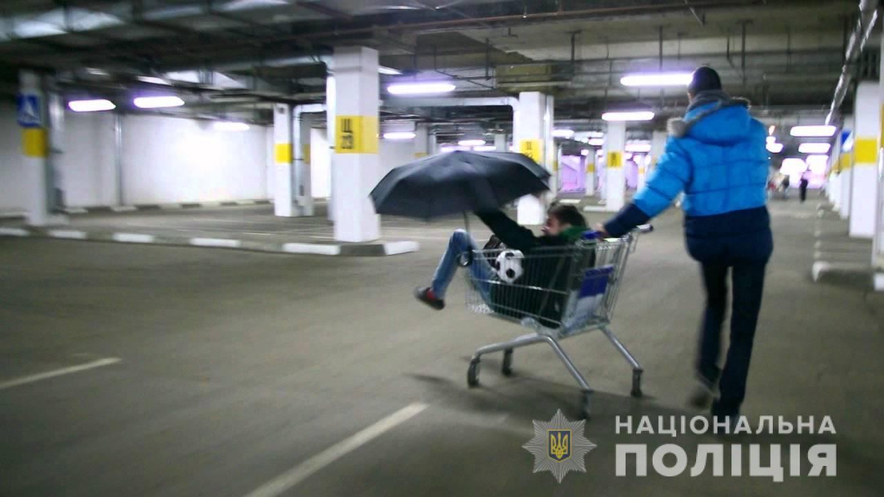 В Полтаве подростки украли тележку из супермаркета и катались по городу