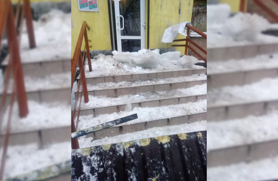В Полтаве глыба льда упала перед входом в детскую студию (фото)