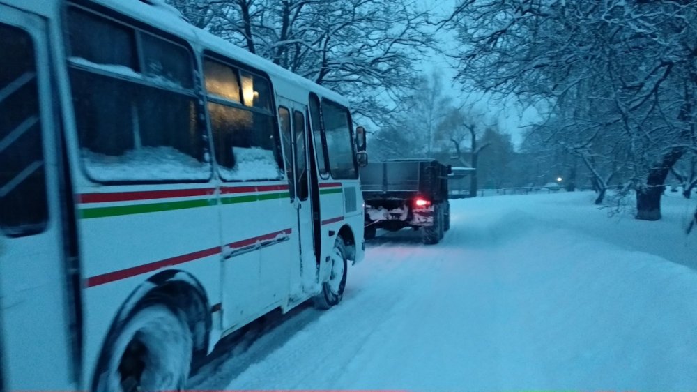 На Полтавщине в снегу застрял пассажирский автобус (фото)