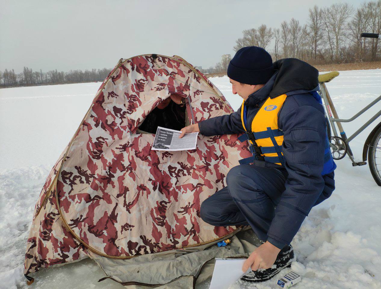 На Полтавщине рыбаки ставят палатки прямо на лед (фото)