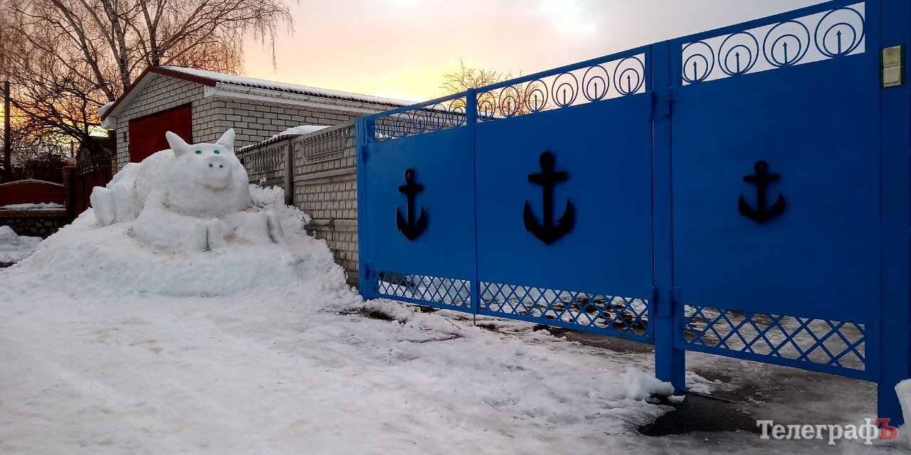 В Кременчуге лепят креативных снеговиков (фото)