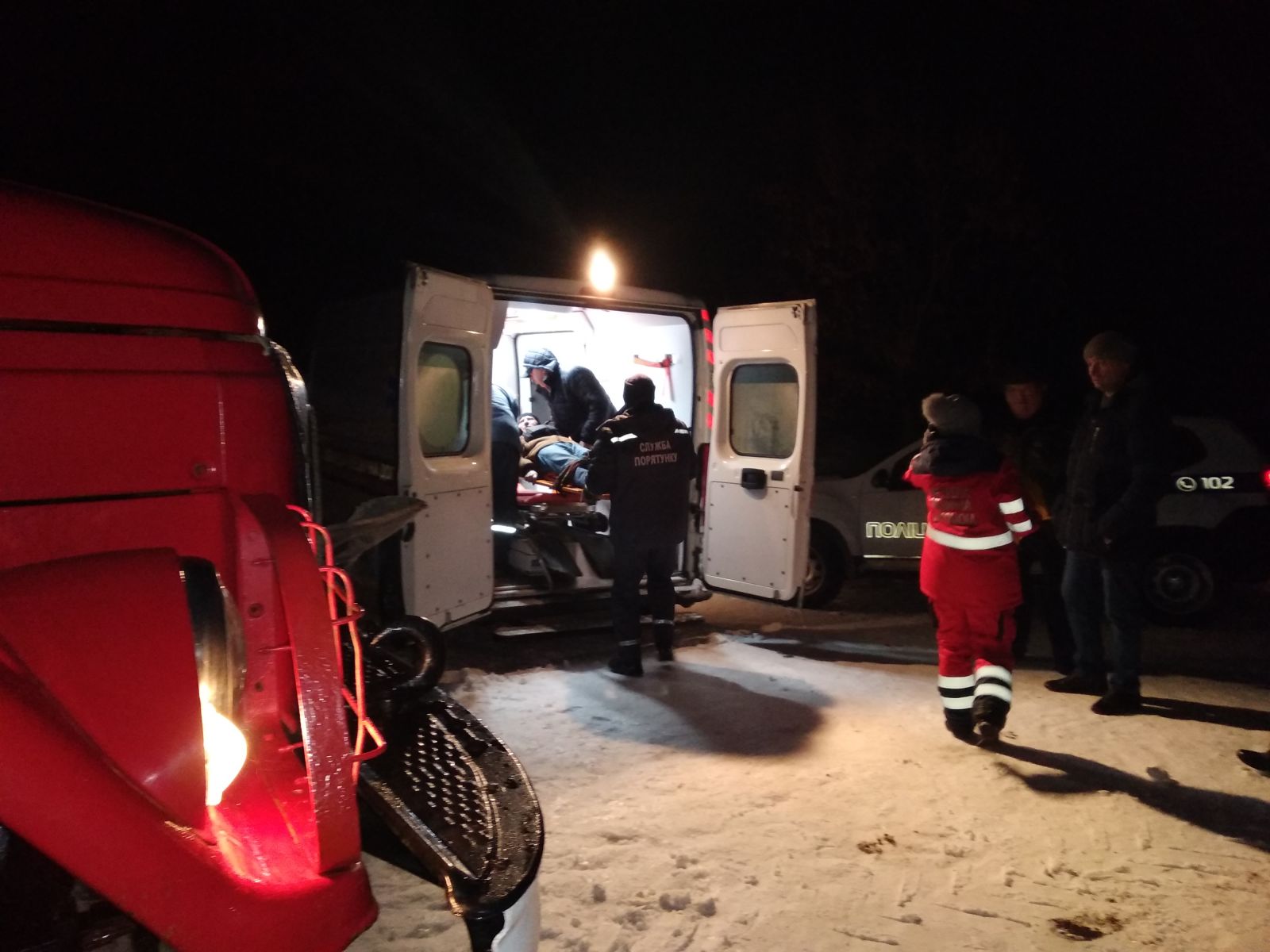На Полтавщине в снегу застряла "скорая": пациента несли спасатели (фото)