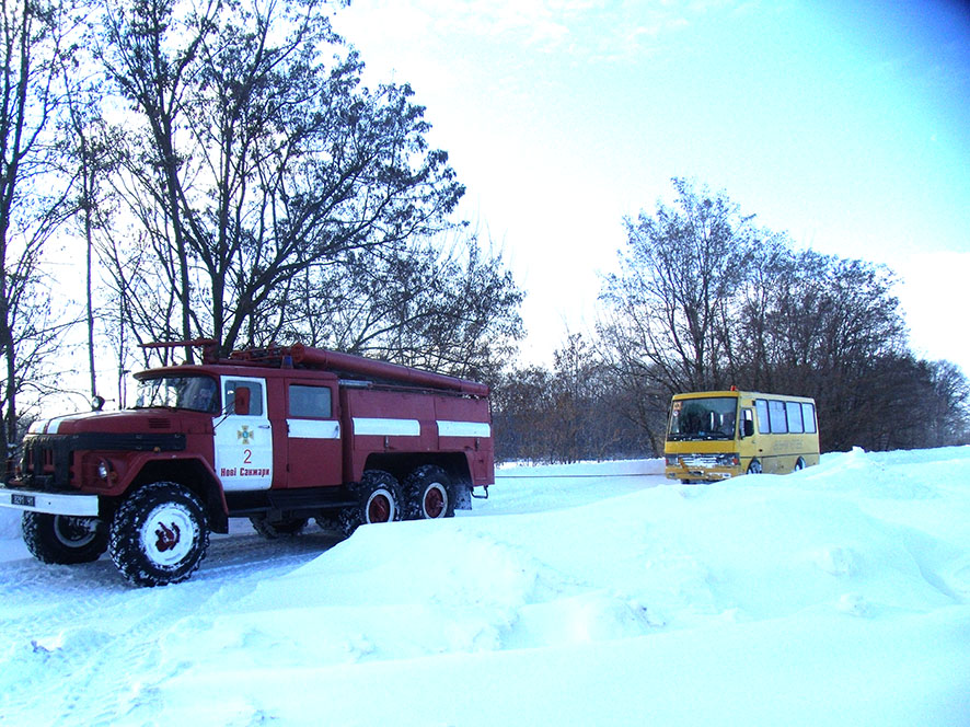 На Полтавщине в снегу застряло пять автобусов, в том числе - школьный