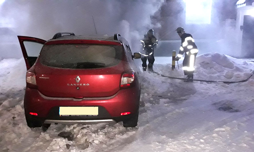В Кременчуге загорелся автомобиль "Рено" (фото)
