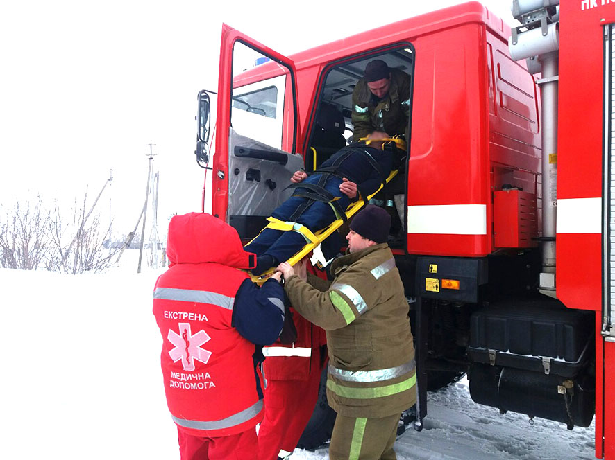 Застрявшая в снегу "скорая": больного транспортировали спасатели
