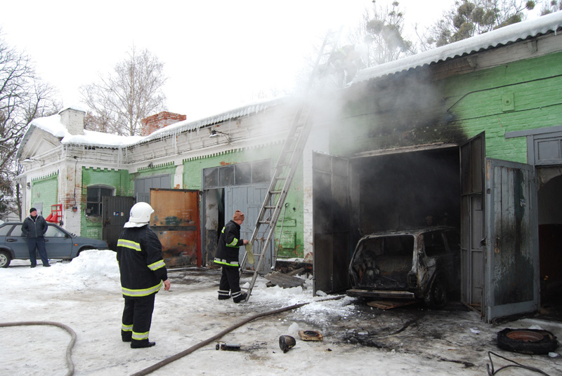 На Полтавщине - пожар в гараже райсовета (фото)