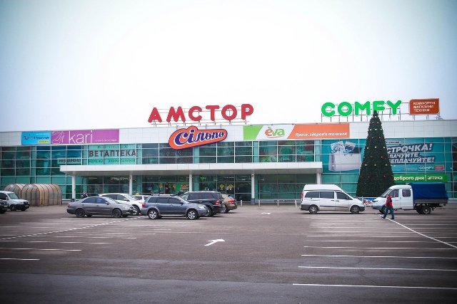 Торговый центр в Кременчуге, закрытый из-за снега, вновь работает