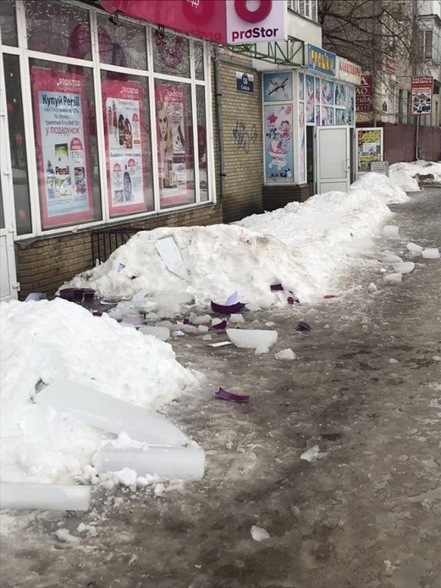 В Кременчуге на парня упала снежная глыба (фото)