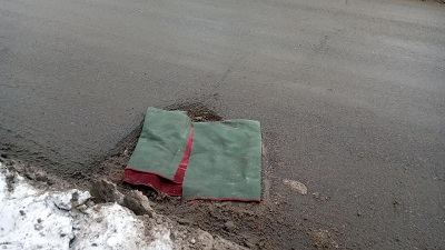 На Полтавщине дыры на дороге прикрыли коврами (фото)