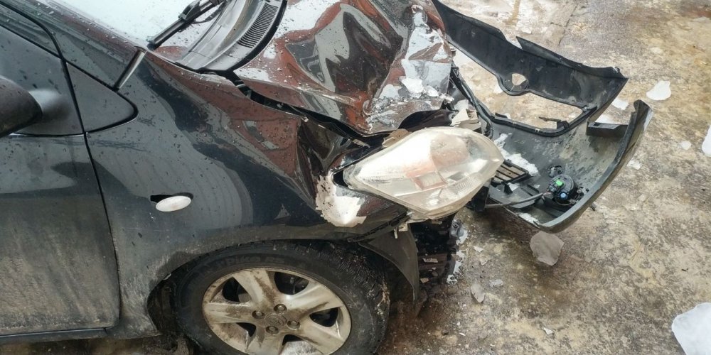 В Полтаве глыба льда разбила автомобиль Toyota (фото)