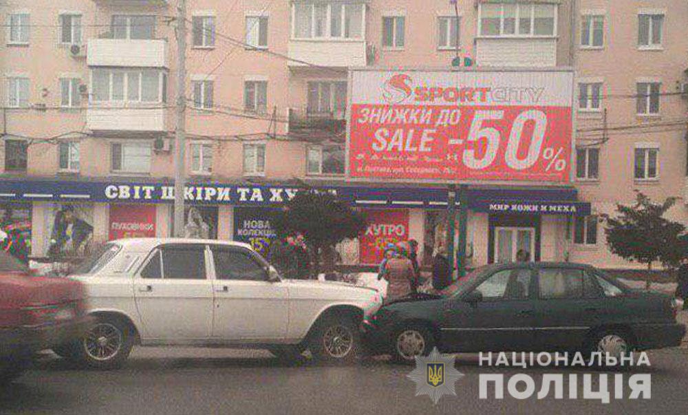 В Полтаве - лобовое столкновение авто, есть пострадавшая (фото)