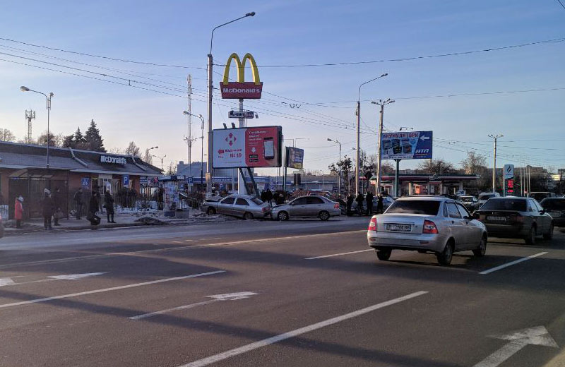 В Полтаве авто после ДТП отбросило на обочину (фото)