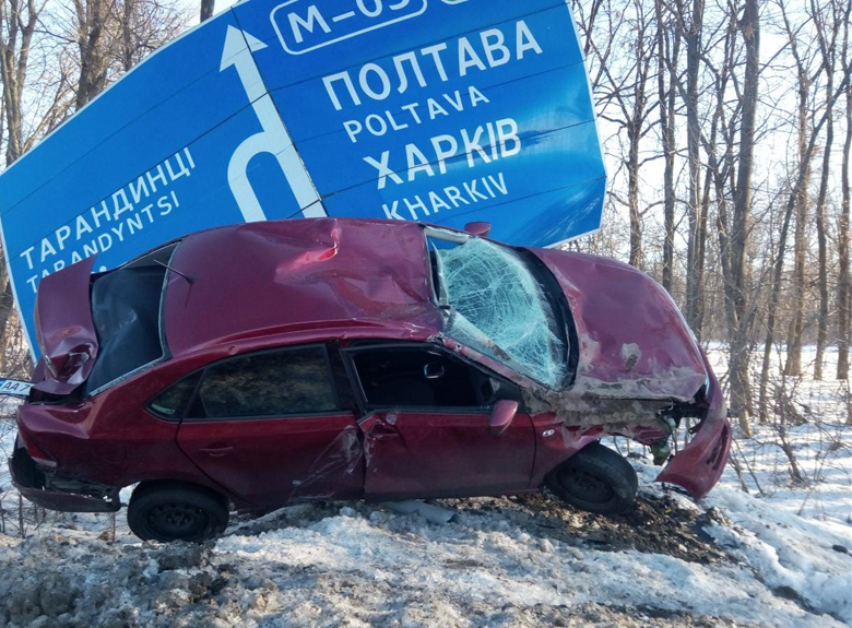 На трассе Киев-Харьков автомобиль протаранил дорожный указатель (фото)