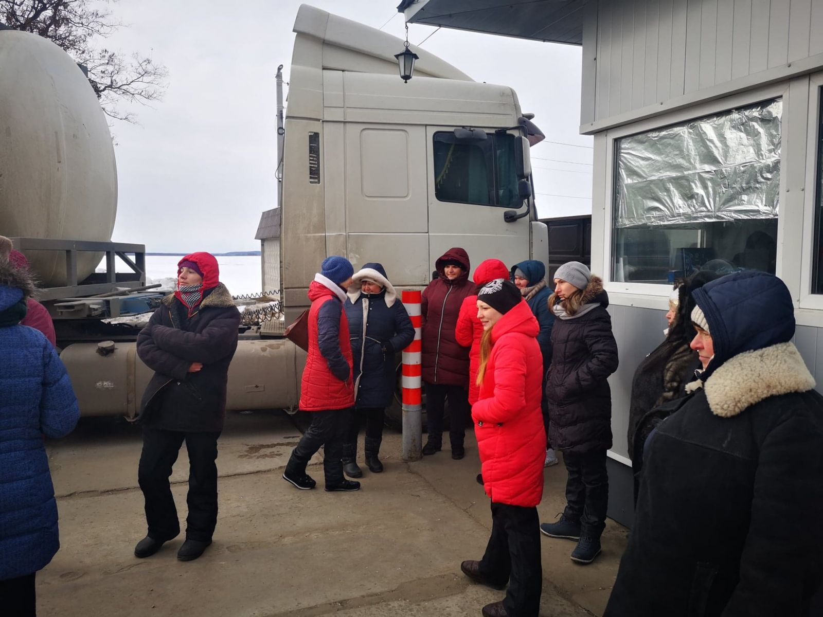 Протест в Гадяче продолжается: люди блокируют въезд на завод (фото)