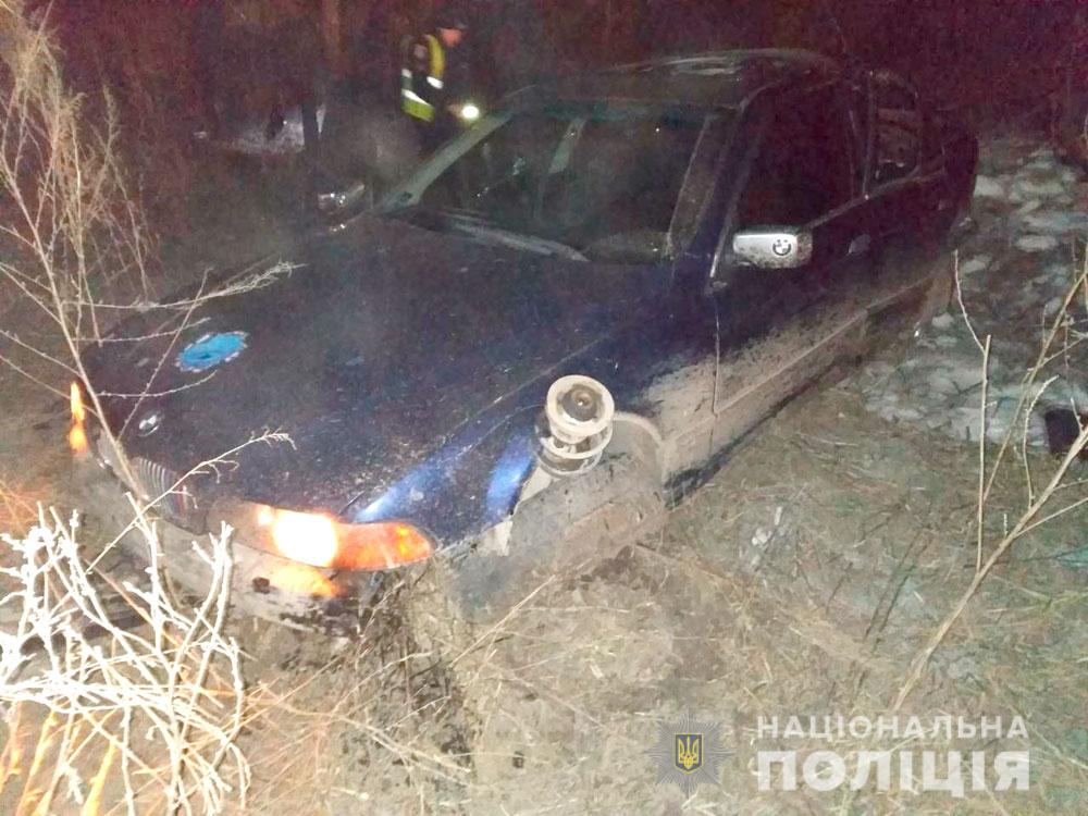 На Полтавщине BMW слетел в кювет и перевернулся: есть погибшая (фото)