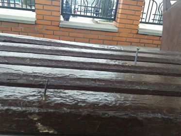 В Кременчуге замечена лавочка с торчащими большими гвоздями (фото)