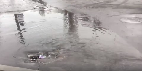В центре Кременчуга по улице текут потоки горячей воды 